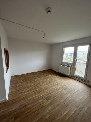 Wohnzimmer mit Balkonzugang (Bsp.) Wohnzimmer mit Balkonzugang (Bsp.)