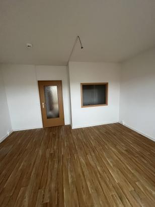 Wohnzimmer mit Durchreiche zur Küche (Bsp.) Wohnzimmer mit Durchreiche zur Küche (Bsp.)